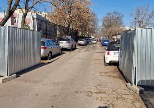 Radni wskazują alternatywę, miasto stawia bramę. Co dalej z parkingiem przy Namysłowskiej?