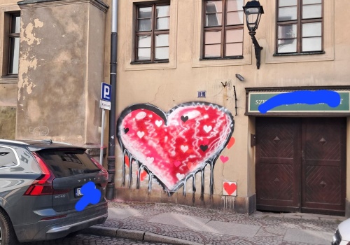 Graffiti czy zwykły wandalizm? Różowe serce na jednej z najstarszych kamienic w Świdnicy