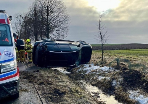 Niebezpieczne dachowanie na drodze wojewódzkiej. Samochód zatrzymał się na boku