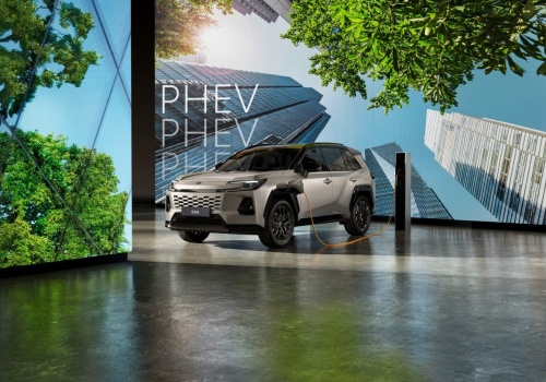 Nowa Toyota RAV4 Plug-in Hybrid: 100 km na prądzie i szybkie ładowanie DC
