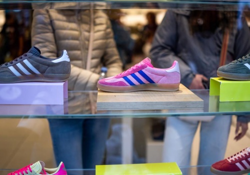 Słabsza prognoza zysków uderzyła w notowania akcji Adidasa