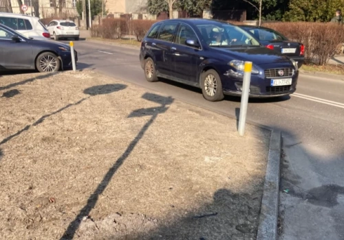 Zamiast poprawić źle zrobiony zieleniec przy drodze, MZUiM postawił słupki