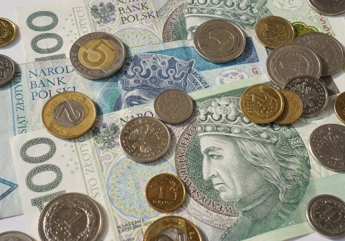 Nie każdy senior zobaczy dodatkowy przelew. Trzynasta emerytura w 2026 roku ominie tysiące osób