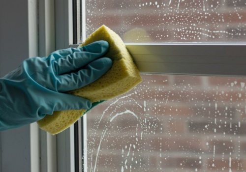 Wystarczy wymieszać ten produkt z wodą i spryskać ramy. Okna znów będą śnieżnobiałe