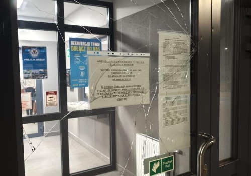 Zniszczył drzwi w komisariacie i znieważył policjantkę