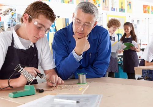 Bezpłatna szkoła średnia – dlaczego warto wybrać CosinusYoung? Sprawdź ofertę dla ósmoklasistów