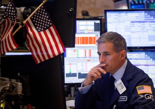 Wahania na kontraktach. Lekkie uspokojenie nastrojów na Wall Street po wyprzedaży i chaosie geopolitycznym