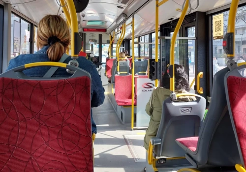 Zaatakował kontrolerów biletów. Uspokoił się dopiero, gdy założono mu kajdanki