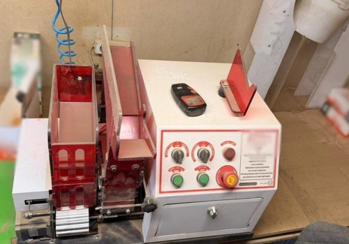 Tajna fabryka nielegalnych substancji w domu. Policja odkryła zamaskowane pomieszczenie