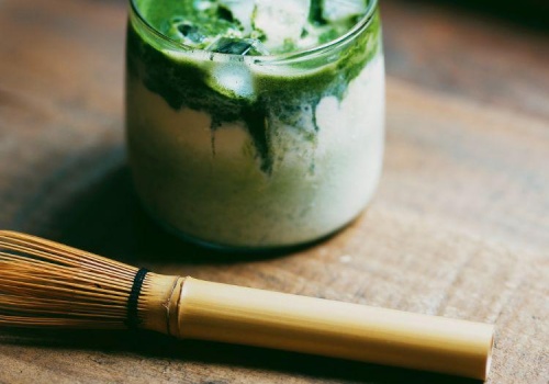 Matcha – wzmacnia ciało i wyostrza zmysły. Poznaj zalety ukochanego napoju Japończyków