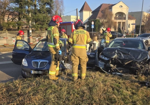 Dwa auta rozbite na skrzyżowaniu. Kolizja na skrzyżowaniu ul. Piekarskiej i Działkowej