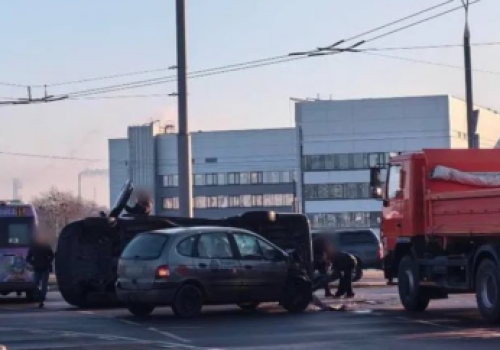 Groza na rondzie. Karawan przewrócił się po zderzeniu z samochodem osobowym, a trumna…