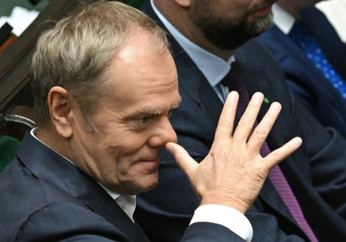 Tusk kluczy w wypowiedzi i sam sobie zaprzecza. Mówi tak, żeby nic nie powiedzieć — a Polacy w Dubaju czekają