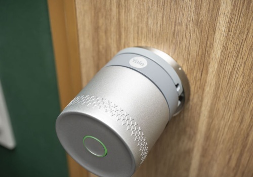 Yale Linus Smart Lock L2 Lite - recenzja. Inteligentny zamek dla każdego