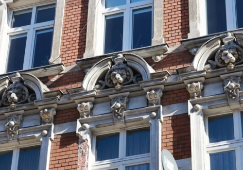 Lwy, chimery i maski na kamienicach. Przechodząc ulicami Nadodrza warto podnieść wzrok