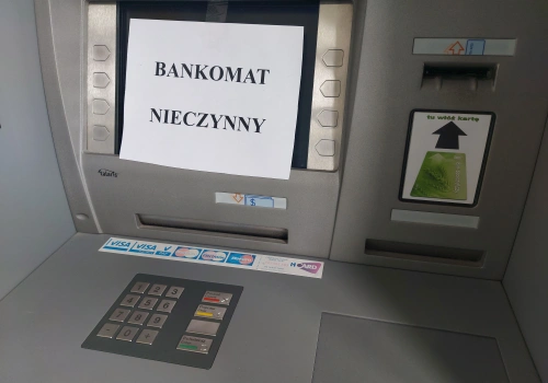 Już chcieli zlikwidować gotówkę. A teraz cyfrowy lider apeluje: trzymajcie pieniądze w domu