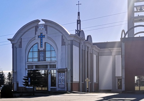 Między księdzem, kelnerką a wspólniczką, czyli historia budowy kościoła