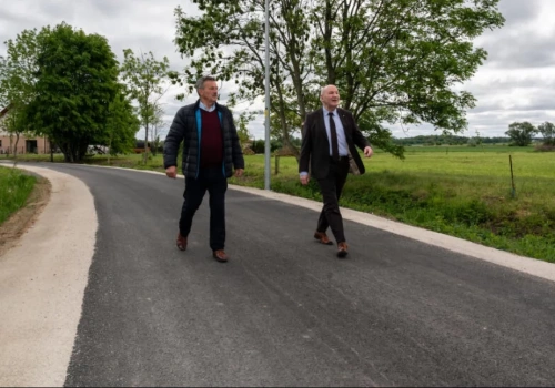 Miała łączyć, urywa się w błocie. Burmistrz ogłosił sukces, radny pokazuje prawdę