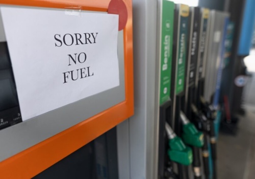 Czy zabraknie paliwa? Kolejki i paniczne tankowanie z powodu wojny w Iranie