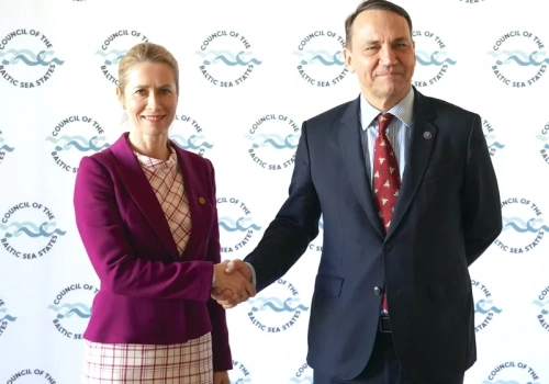 Będą mogli wrócić z ZEA do Polski. Radosław Sikorski: Wybrano tylko 57 osób