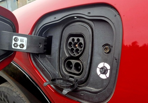 Masz elektryka z tym akumulatorem? Producent każe ładować do pełna