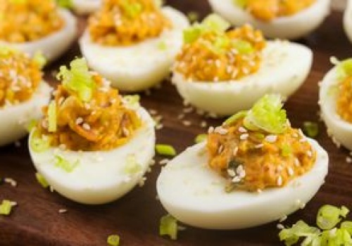 Jajka z tym pikantnym farszem zaskoczą nawet wybrednego teścia. Koniecznie wypróbuj jeszcze przed świętami