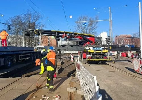 Tory rozebrane, czas na „pracę pod spodem”. Tak wygląda remont na Glinianej