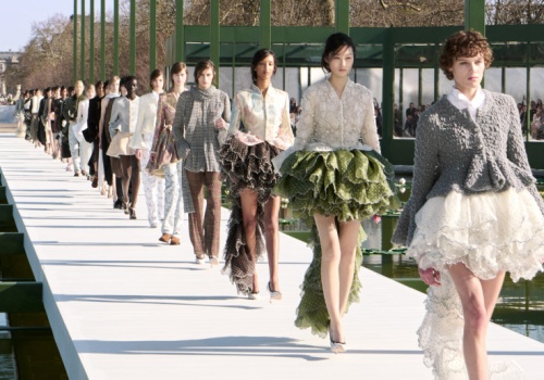 Dior tańczy nad stawem z liliami. Jonathan Anderson zamienił Ogrody Tuileries w modowy spektakl