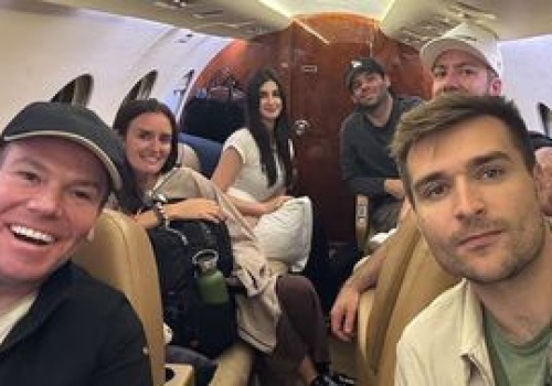 Doradca Trumpa uciekł prywatnym lotem. Zwykli obywatele uwięzieni