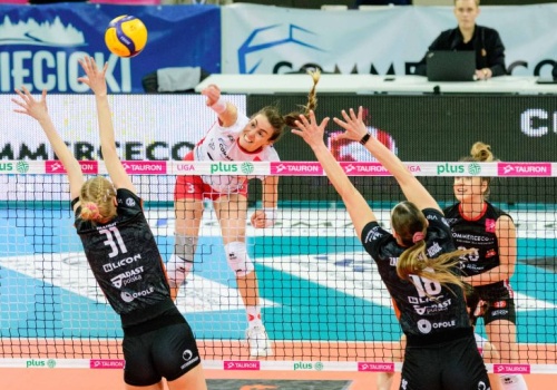 Siatkarki ŁKS nadrabiają zaległości i punktują. Wygrana z UNI Opole