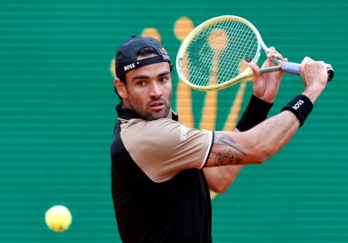 Gwiazdor wygrał mecz i upadł z bólu. Amerykański bombardier lepszy od rodaka