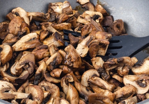 Dodaj ten składnik podczas smażenia, a pieczarki będą smakować jak leśne grzyby. Wystarczy ten trik!