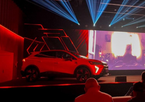 „Nowy Mitsubishi Grandis to rodzinny SUV z hybrydą i dużym bagażnikiem” – rozmowa z Kamilem Królem