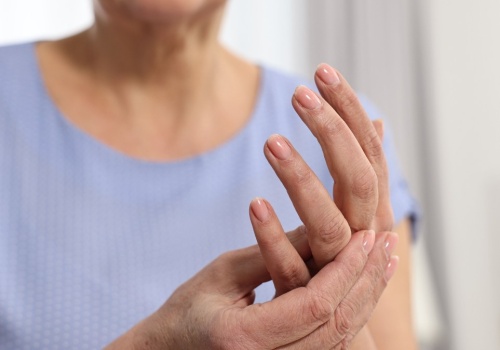 Ten kolor dłoni to sygnał alarmowy organizmu. Wiele osób go ignoruje