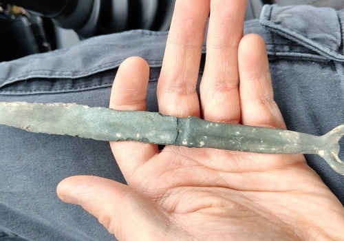 Sztylet z brązu odnaleziony podczas poszukiwań na terenach leśnych