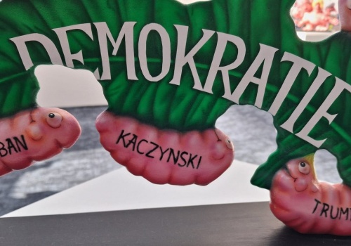 Kontrowersyjna wystawa w PE. Kaczyński, Putin i Trump jako larwy pożerające demokrację