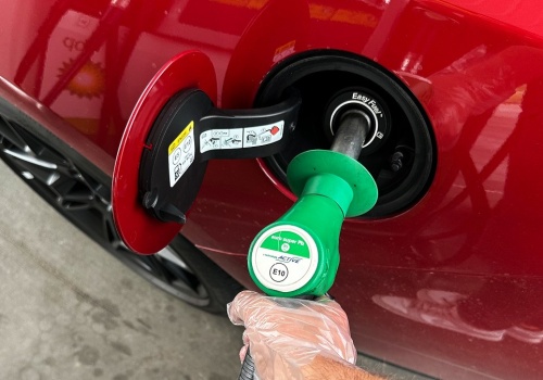 Najlepsze ceny i brak kolejek. Wiemy, o której najlepiej tankować