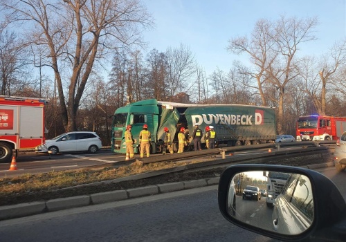 Problemy na Opolskiej. Ciężarówka z uszkodzoną naczepą blokuje ruch (Galeria)