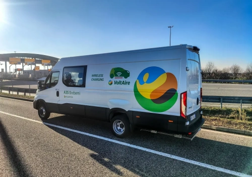 Iveco eDaily z bezprzewodową ładowarką pod podwoziem – prototyp trafił do użytku