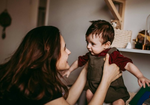 Pewność siebie buduje się latami. 5 sposobów, by wzmacniać ją już u niemowlaka