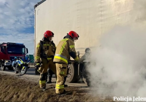 Mundurowi zapobiegli pożarowi. Ugasili płomienie, zanim te zajęły cały pojazd