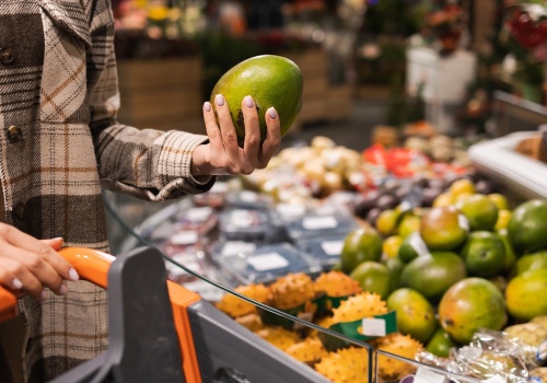 Biedronka promuje mango, które przyleciało samolotem. Jak smakuje?