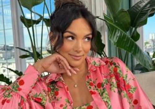 Tak ubrana stanęła przed kamerami. Sukienka w kwiaty to majstersztyk