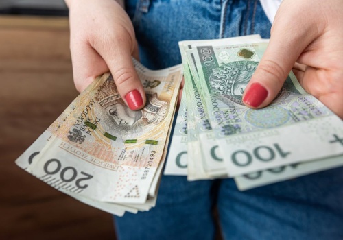 Polacy coraz więcej oszczędzają. Na co? 