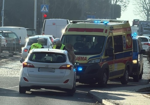 Potrącenie seniorki na rozwidleniu ulic Sobieskiego i Emilii Plater. Kierująca została oślepiona słońcem