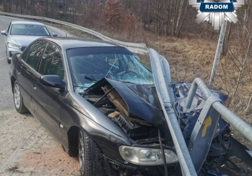 17-latek nie zatrzymał się do policyjnej kontroli o wjechał w wiadukt. Na fotelu pasażera 16-latek