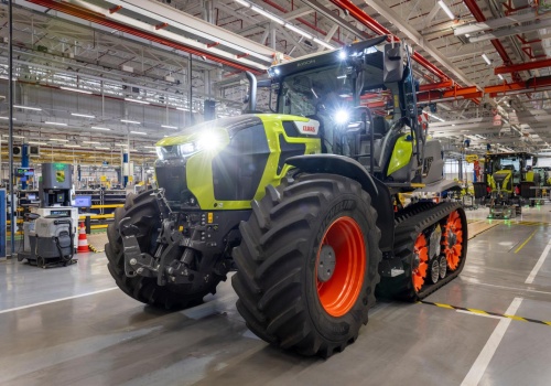 Claas rozpoczyna produkcję Axion 9 CMATIC. Ciągnik Roku 2026 zjeżdża z fabryki