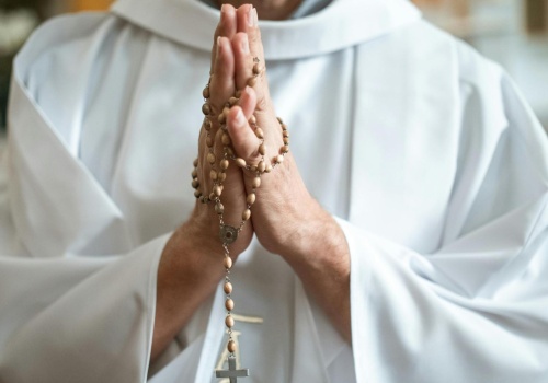 Proces o molestowanie ministranta odroczony. Ks. Sebastian M. przed sądem w Rzeszowie