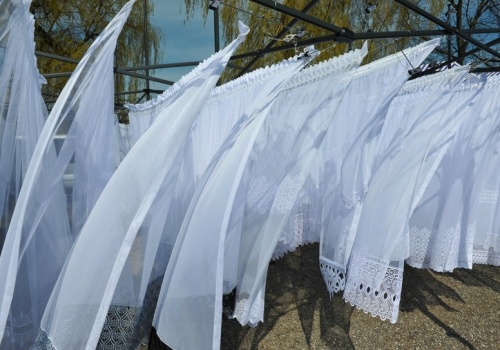 Firanki będą lśniąco białe aż do świąt. Wystarczy, że namoczysz je w tym