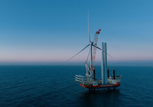 RWE zainstalowało pierwszą turbinę na największej duńskiej farmie wiatrowej offshore – Thor